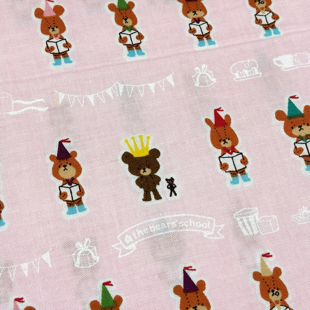 生地 【 シーチング くまのがっこう ピンク 】 キャラクター ジャッキー シーチング生地 キャラクター生地 キャラ生地 絵本 えほん 入園 入学 新学期準備 幼稚園 女の子 レッスンバッグ 習い事バッグ 巾着 巾着袋 給食袋 バンダイ バンダイナムコ BANDAI Textile World TOA