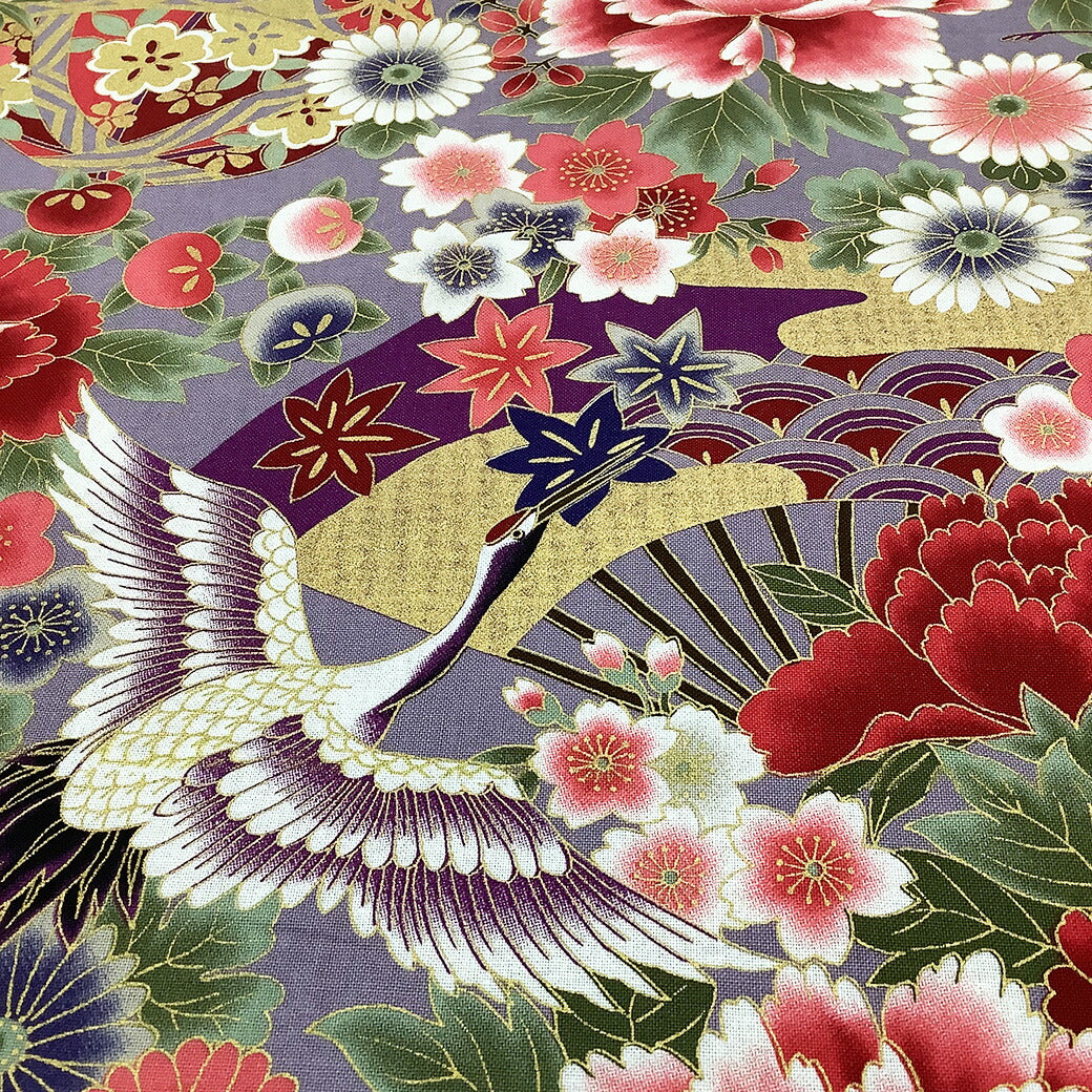 生地【 和柄プリント 鶴 パープル 】 鶴 菊 牡丹 御所車 扇 浴衣生地 和風生地 112cm巾 綿100% 和装 着物 浴衣 巾着 バッグ 和装小物 髪飾り 衣装 婚礼 袱紗 足袋入れ パッチワーク ハンドメイド 手芸 日本製 布 布地 Textile World TOA
