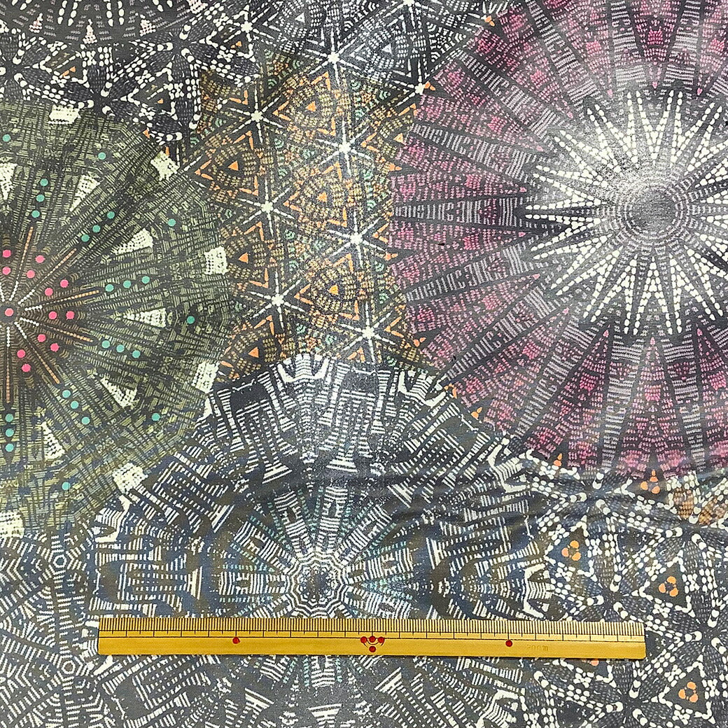 生地 【 オーガンジープリント 幾何学 】 オーガンジー 生地 柄 プリントオーガンジー 幾何学模様 丸模様 エスニック 円形 きかがく パターン エレガント ブラウス ワンピース スカート 発表会 衣装 卒業制作 衣装作り ダンス衣装 インテリア ブラック Textile World TOA