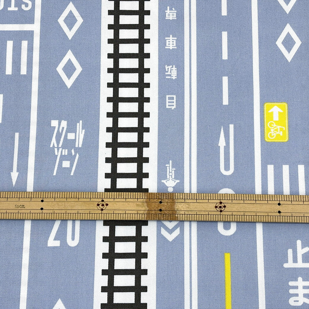 生地 【 道路柄プリント サックス 】 オックス生地 オックスフォード 110cm巾 綿生地 コットン 綿100% ロード柄 道路標示柄 トラフィック くるま柄 ロードサイン バッグ 巾着 プレイマット インテリア ハンドメイ