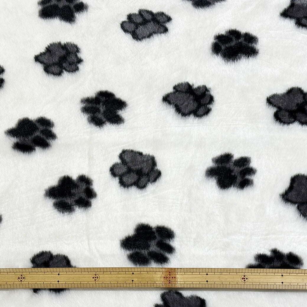 生地 【 わんちゃん足跡ファー 白×黒 】 フェイクファー生地 ファー生地 アクリル 起毛 衣装生地 コスプレ 文化祭 ハロウィン衣装 ふわふわ 短毛 ぬいぐるみ 秋冬 冬生地 暖かい 厚手 厚い生地 足跡柄 足あと 動物の足