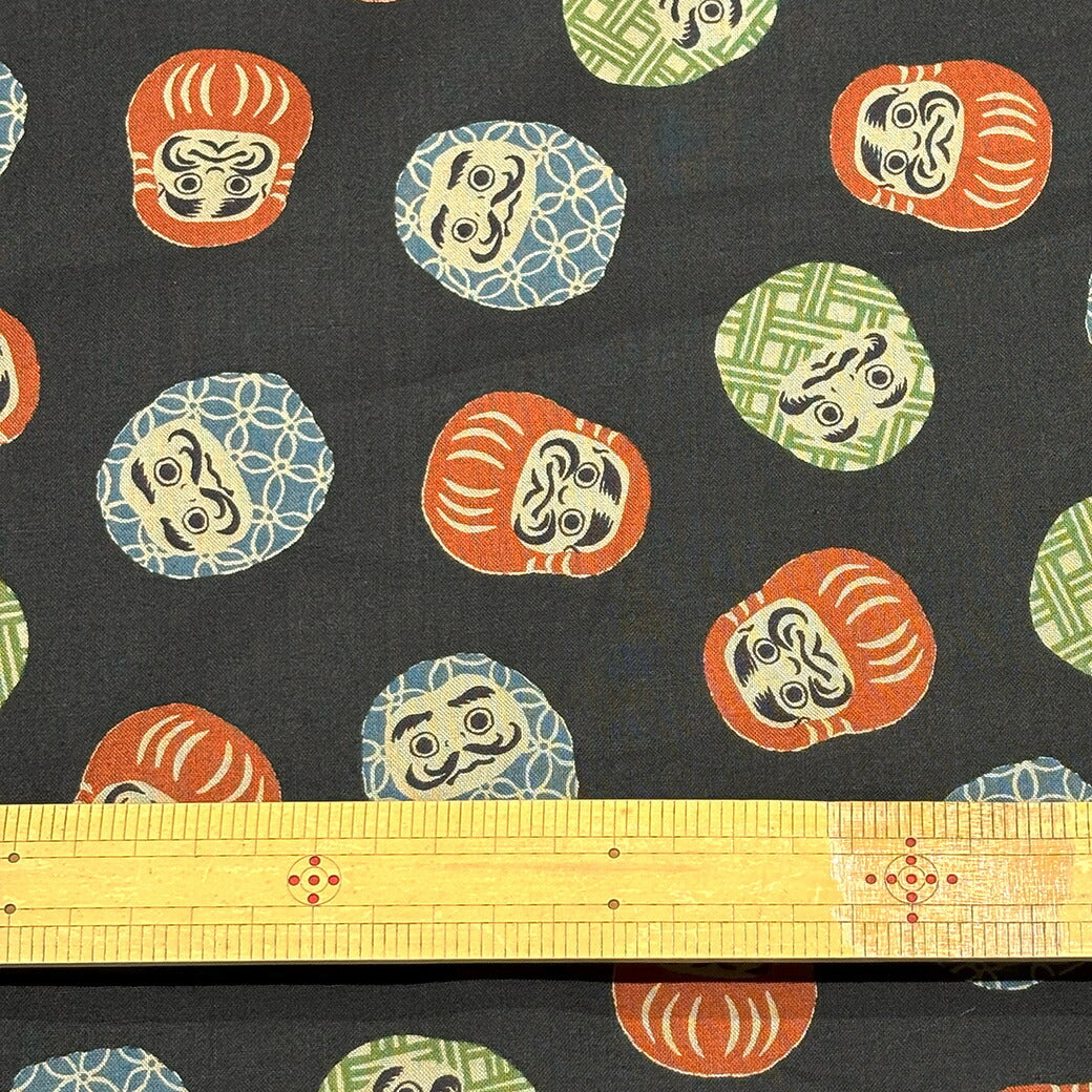 生地 【 DARUMA 達磨 だるま 黒 】 和柄生地 和調 スケア生地 オックス ダルマ 和柄 和風 綿生地 コットン 日本柄 日本 京都 可愛い かっこいい 巾着 和雑貨 ハンドメイド 手芸 裁縫 布地 カバーリング イン