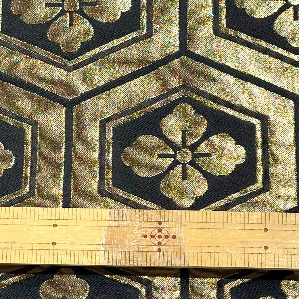 生地 【 金襴 大亀甲花菱 ブラック 】 金襴生地 花菱紋 亀甲紋 花びら 和柄 布 和柄生地 和風生地 京都西陣織 よさこい 金襴布 金襴 きんらん 仏具 座布団 つまみ細工 人形衣装 能衣装 袈裟 表装 掛け軸 御朱印帳ケ