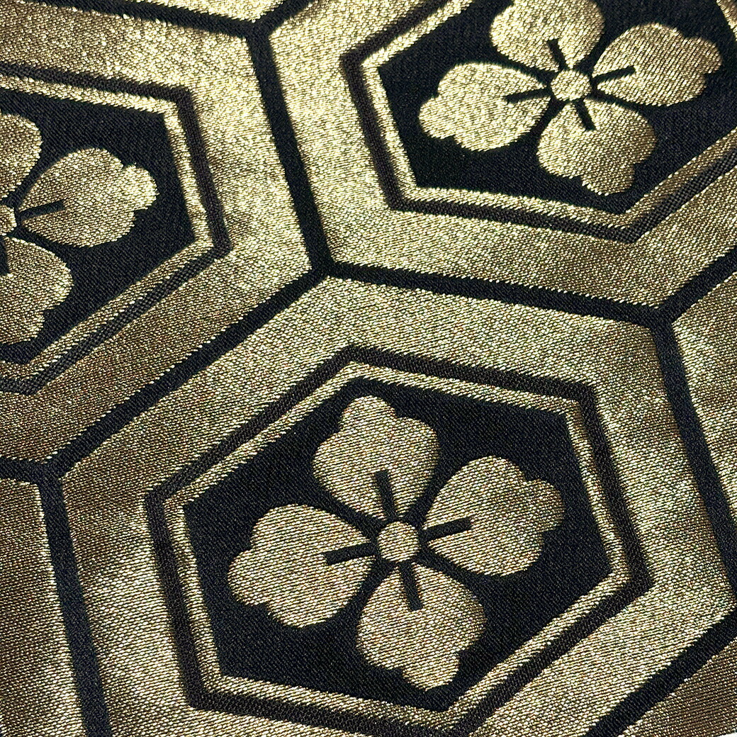 生地 【 金襴 大亀甲花菱 ブラック 】 金襴生地 花菱紋 亀甲紋 花びら 和柄 布 和柄生地 和風生地 京都西陣織 よさこい 金襴布 金襴 きんらん 仏具 座布団 つまみ細工 人形衣装 能衣装 袈裟 表装 掛け軸 御朱印帳ケ