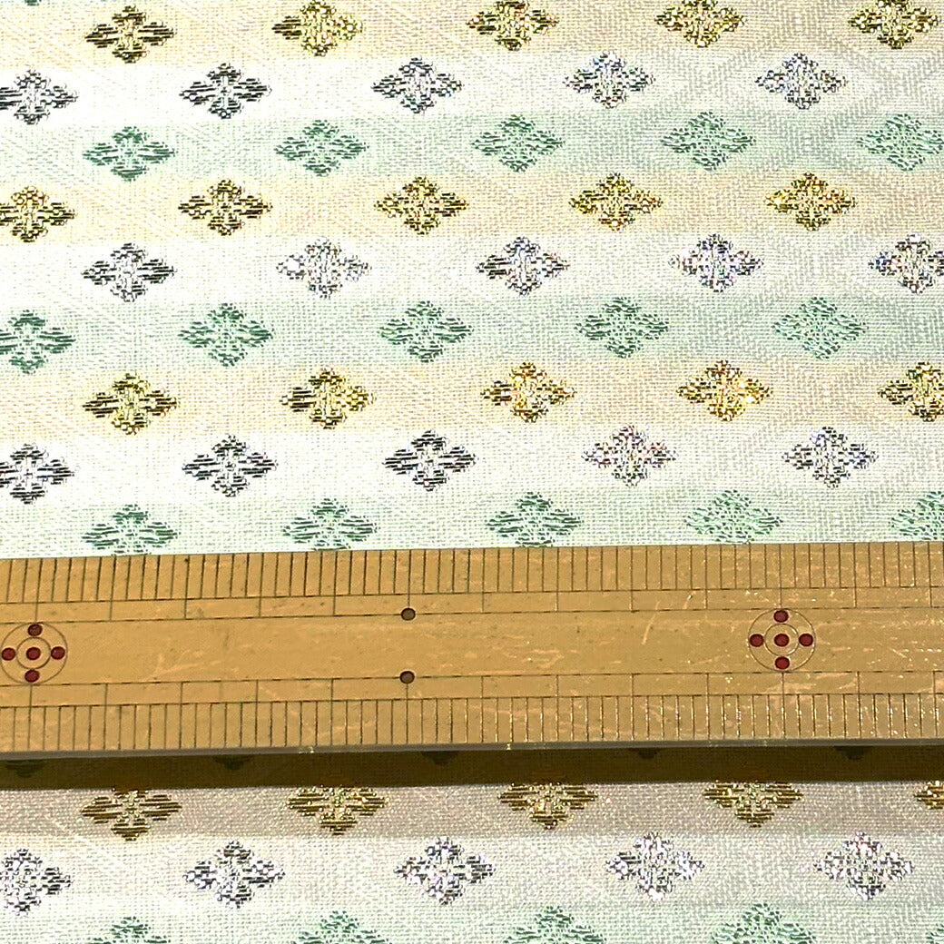 生地 【 金襴 花菱文 ホワイト 】 金襴生地 花菱紋 花菱文 花柄 花びら 和柄 布 和柄生地 和風生地 京都西陣織 よさこい 金襴布 金襴 きんらん 仏具 座布団 つまみ細工 人形衣装 能衣装 袈裟 表装 掛け軸 御朱印帳