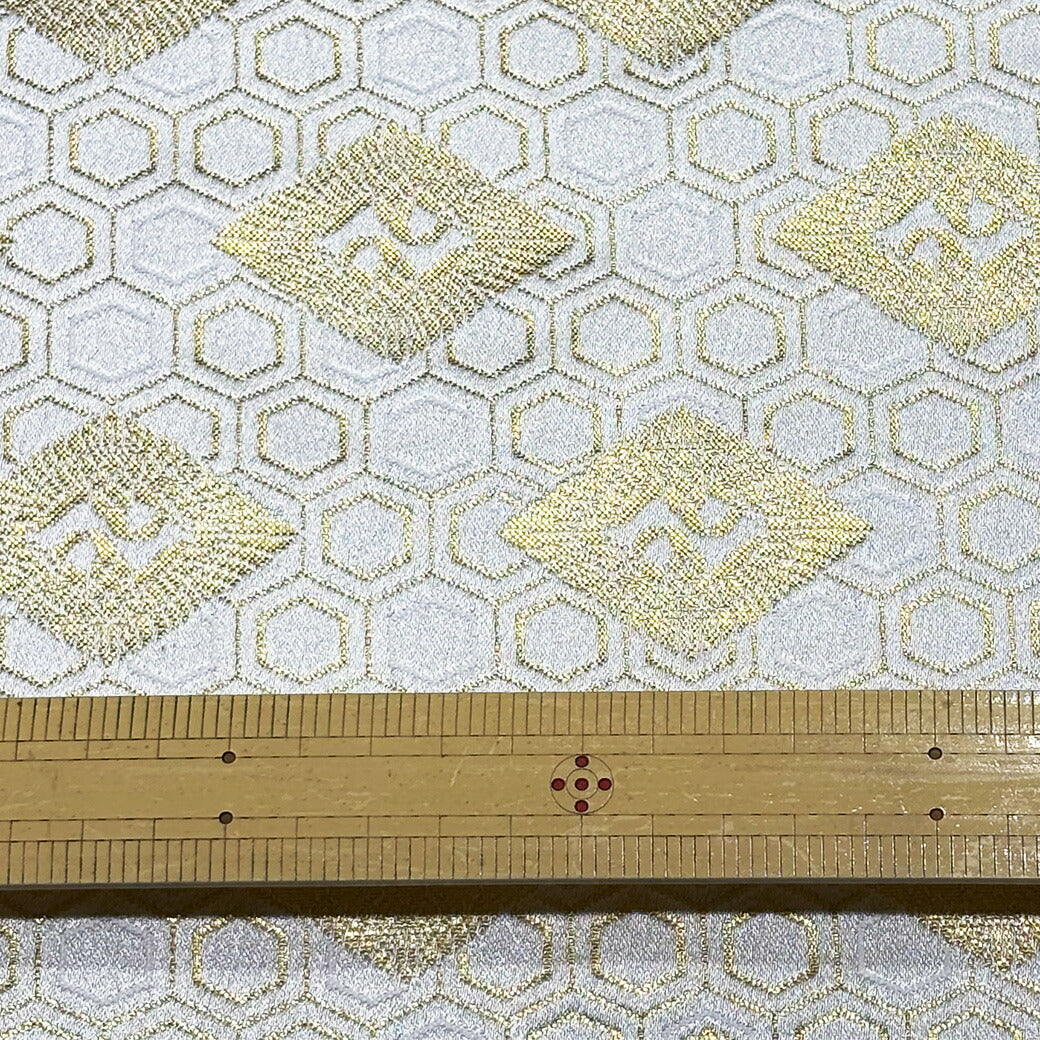 生地 【 金襴 三枡文 ホワイト 】 金襴生地 三枡文 亀甲文 幾何学模様 花びら 和柄 布 和柄生地 和風生地 京都西陣織 よさこい 金襴布 金襴 きんらん 仏具 座布団 つまみ細工 人形衣装 能衣装 袈裟 表装 掛け軸 御
