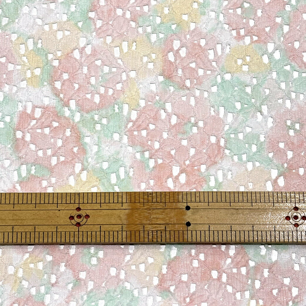 生地 【 ふんわりラッセルレース ピンクベース 】 レース レース生地 刺繍レース 110cm巾 ポリエステル ラッセル編 花柄 フラワー ウエディング インテリア ドレス ブラウス スカート カーテン テーブルクロス 手芸 ハンドメイド Textile World TOA