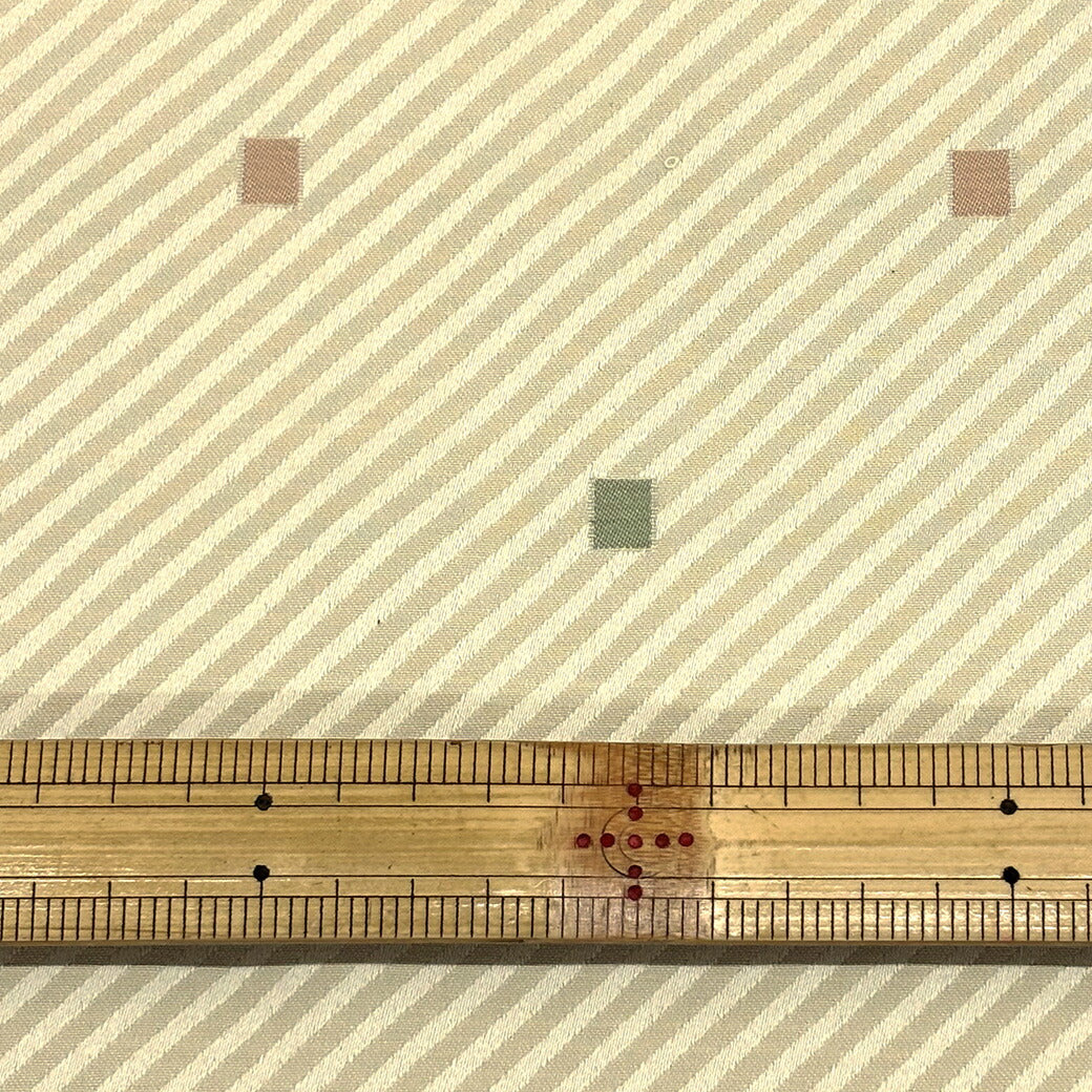 生地【 カットジャガード クリーム 】 ジャガード生地 ジャガード織り 125cm巾 ポリエステル 高級感 光沢感 インテリア クッションカバー スカート ポーチ バッグ 小物 テーブルクロス ディスプレイ ドレス カーテン ハンドメイド 手芸 Textile World TOA