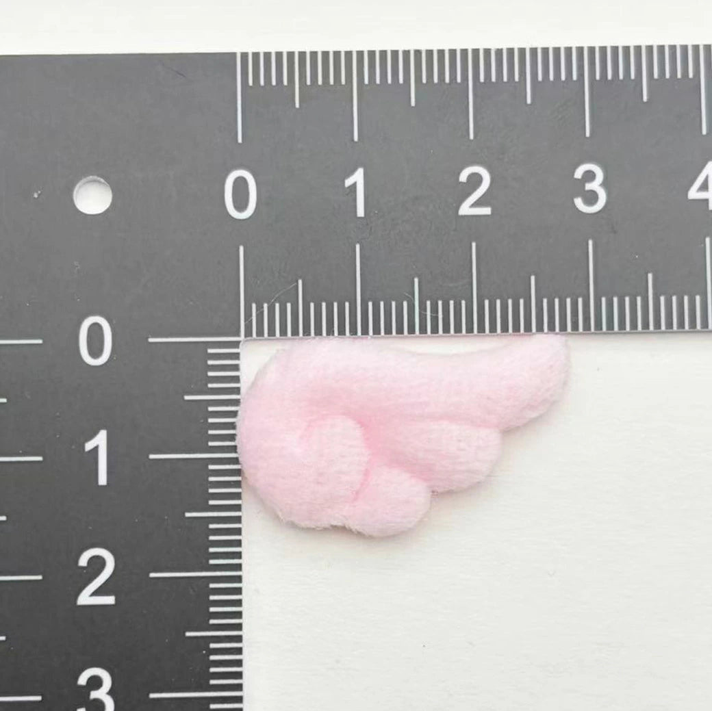 【 ふわふわ天使の羽パーツ 27mm 】 デコ パーツ 天使の羽 羽 エンジェル かわいい ふわもこ 型抜きクッションモチーフ センターパーツ