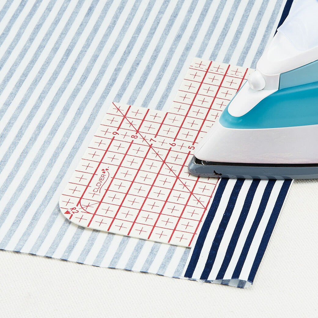 【 クロバー アイロン定規 25-057 】 定規 直線定規 ものさし カーブものさし 裾上げ 三つ折り 折り返し しるしつけ 線引き clover 型紙 補正 製図 ぬいしろ付け 目盛 衿ぐり アームホール ポケット 折り上
