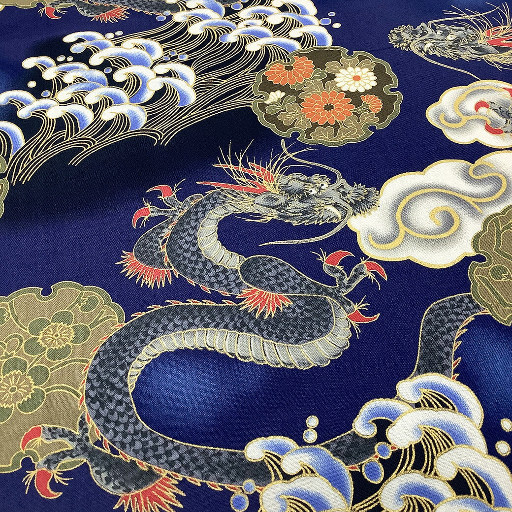 生地【 和柄プリント 龍 ブルー 】昇龍 龍神 辰 雪輪文様 瑞雲柄 玉持龍 ドラゴン 浴衣生地 和風生地 112cm巾 綿100% 和装 着物 浴衣 巾着 バッグ 和装小物 髪飾り 衣装 袱紗 足袋入れ 仏具 パッチワーク ハンドメイド 手芸 開運 日本製 布 布地 Textile World TOA
