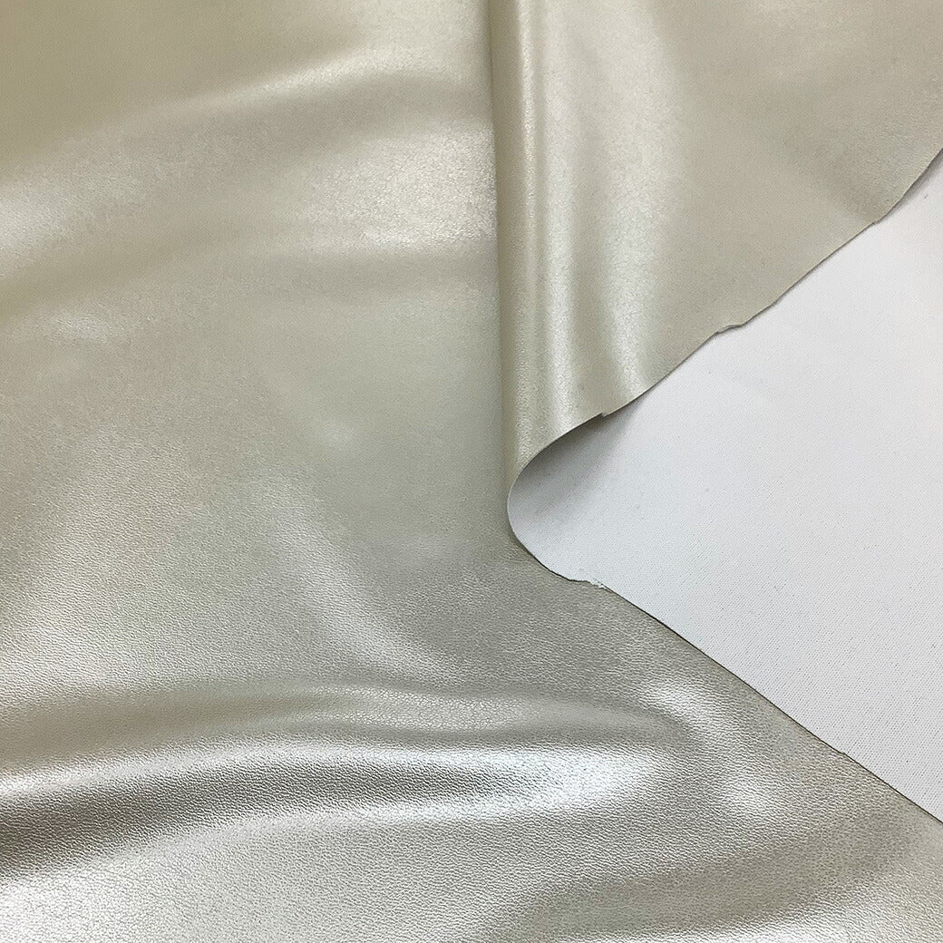 生地【 合皮 シルバー 】レザー生地 合皮生地 合皮布 革 皮 レザー用品 高級感 レザー布地 革製 合皮布地 キーホルダー キーケース 名刺入れ 手芸 DIY ジャケット スカート インテリア ガーデニング 財布 コインケース レザークラフト ハンドメイド Textile World TOA
