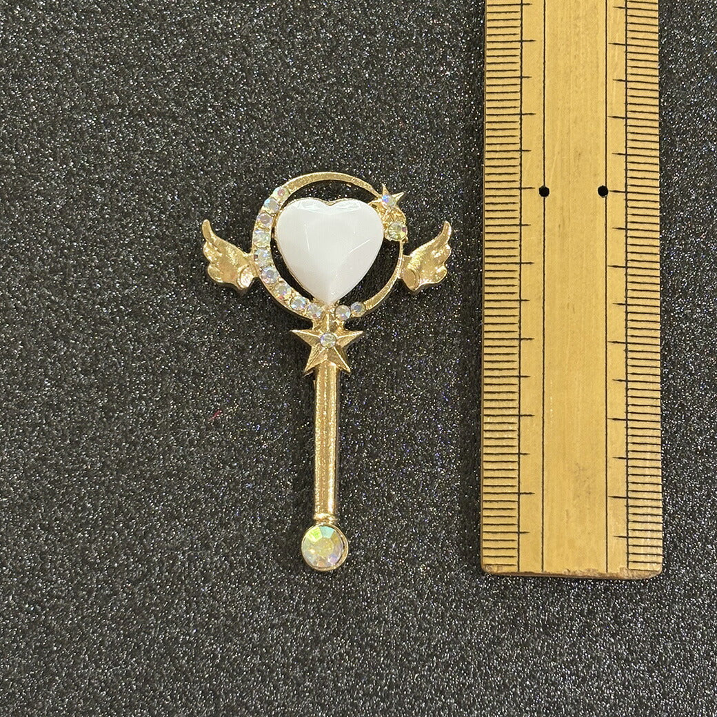 【 ビジューパーツ ステッキ 8色 】 デコパーツ ステッキ ハート 杖 魔法 ファンシー ゆめかわ キラキラ 台座付き センターパーツ メタルパーツ 推し活 ジュエリー チャーム デコレーション ブローチ バレッタ 飾り物 装飾 Textile World TOA