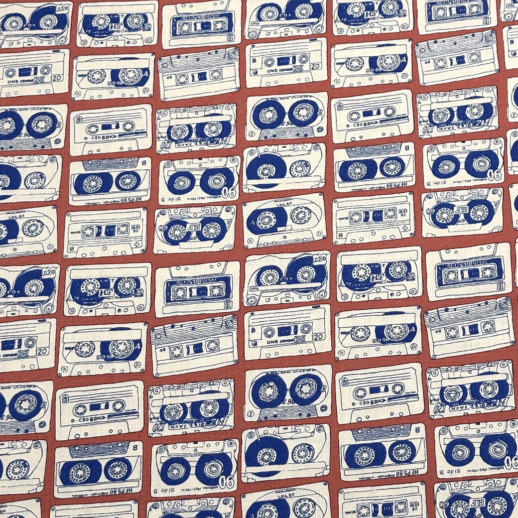 生地 【 ブロード カセットテープ 3色 】 ブロード生地 110cm巾 綿 コットン100% カセットテープ柄 手描き風 レトロ プリント シャツ ブラウス ワンピース スカート パンツ インテリア クッションカバー 洋服 バッグ 巾着 Textile World TOA