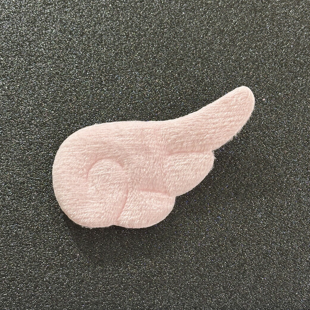 【 デコパーツ 天使の羽パーツ 2色 】 デコ パーツ 天使の羽 かわいい 両面ふわもこ 型抜きクッションモチーフ センターパーツ ふわふわ パーツ 推し活 チャーム デコレーション ブローチ バレッタ キーホルダー 飾り物 装飾 Textile World TOA