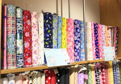 【桜の季節に】今すぐ着たい「軽やかアウター」と、初夏を彩るデザイン生地