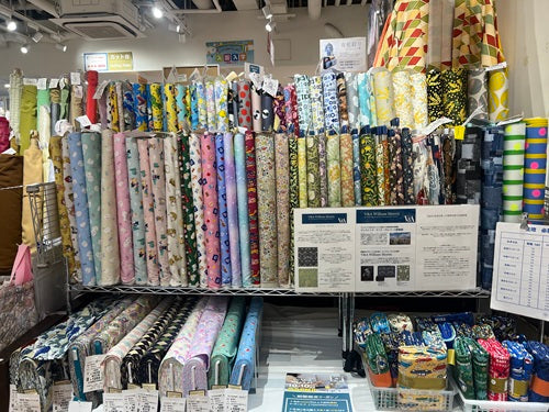 プリント生地が並んでいるtoa渋谷店内画像