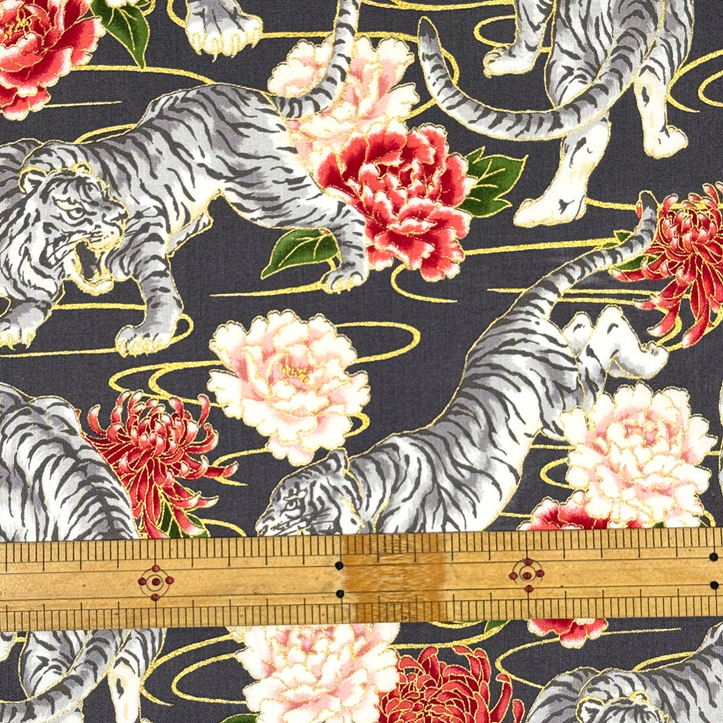 生地 【 和柄シーチング 虎と花 チャコール】和柄生地 巾110cm 綿100％ プリント生地 和風 和モダン 日本柄 虎柄 花柄 甚平 浴衣 ゆかた じんべえ