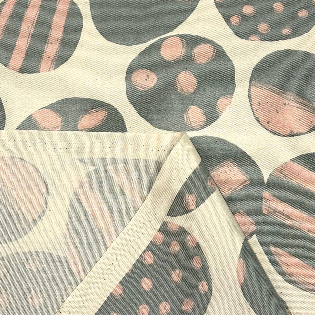 生地 【 オックスプリント まる柄 ピンクグレー 】 オックス生地 北欧風 ドット 110cm巾 綿100％ コットン