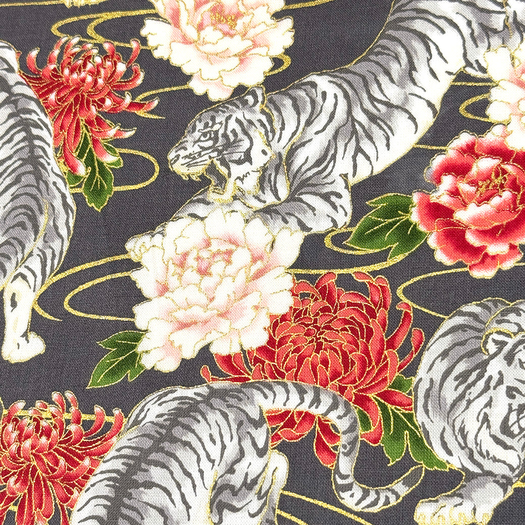 生地 【 和柄シーチング 虎と花 チャコール】和柄生地 巾110cm 綿100％ プリント生地 和風 和モダン 日本柄 虎柄 花柄 甚平 浴衣 ゆかた じんべえ