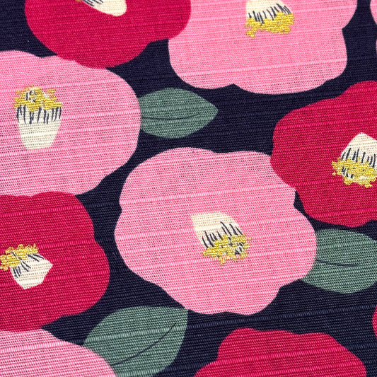 生地 【 和柄シャンタン 椿 紺 】 シャンタン生地 平織り スラブ 113cm巾 椿柄 花柄 和風 綿100％ コットン