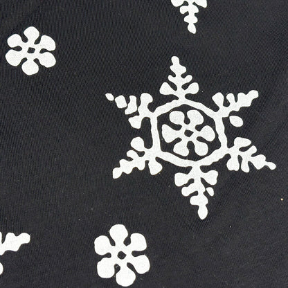 生地【 ニット結晶 黒 】ニット生地 スウェット生地 雪の結晶 ニット 雪柄 スノーフレーク snow 結晶柄 綿生地 綿100％ コットン ニット地 定番素材 カジュアル ハンドメイド 手芸 ソーイング Tシャツ パンツ ベビーウェア カバーリング カットソー Textile World TOA