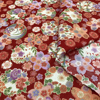 生地【 和柄プリント 花手鞠 レッド 】桜 梅 菊 紅葉 手毬 ちりめん生地 浴衣生地 和風生地 110cm巾 綿100％ 和装 着物 浴衣 巾着 バッグ 和装小物 髪飾り 衣装 婚礼 袱紗 足袋入れ パッチワーク ハンドメイド 手芸 日本製 布 布地 Textile World TOA