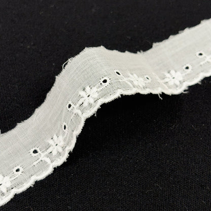 リボン【 綿レース 139 白 】レースリボン 刺繍リボン 花柄 花柄刺繍 レース刺繍 刺繍テープ 綿レース ハンドメイド資材 可愛い 手芸用テープ リボンテープ 洋裁 ハンドメイド 手芸用 パーツ 布雑貨 副材 手芸副材 フリル Textile World TOA