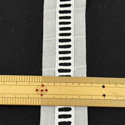 リボン【 綿レース 6530 白 】レースリボン 刺繍リボン ハシゴレース レース刺繍 刺繍テープ 綿レース ハンドメイド資材 可愛い 手芸用テープ リボンテープ 洋裁 ハンドメイド 手芸用 パーツ 布雑貨 副材 手芸副材 はしご フリル Textile World TOA