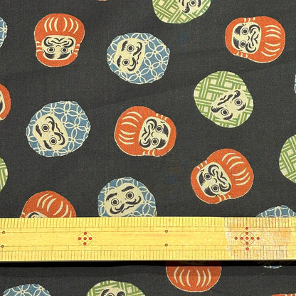 生地 【 DARUMA 達磨 だるま 黒 】 和柄生地 和調 スケア生地 オックス ダルマ 和柄 和風 綿生地 コットン 日本柄 日本 京都 可愛い かっこいい 巾着 和雑貨 ハンドメイド 手芸 裁縫 布地 カバーリング イン
