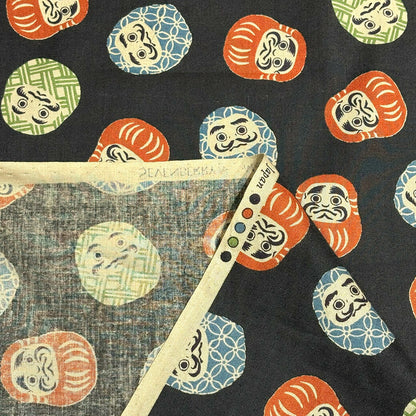 生地 【 DARUMA 達磨 だるま 黒 】 和柄生地 和調 スケア生地 オックス ダルマ 和柄 和風 綿生地 コットン 日本柄 日本 京都 可愛い かっこいい 巾着 和雑貨 ハンドメイド 手芸 裁縫 布地 カバーリング イン