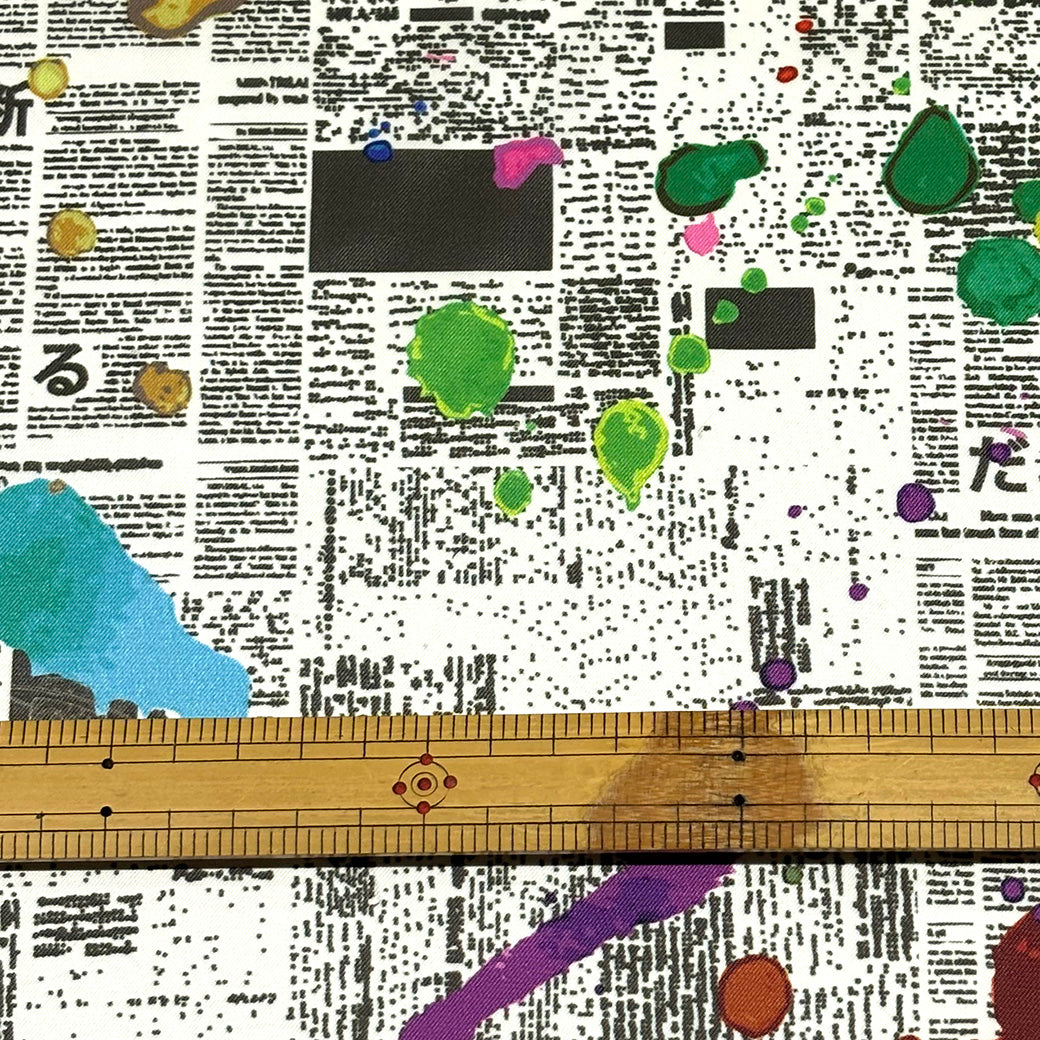 生地 【 ナイロン 絵の具英字 白カラフル 】 121cm巾 絵の具柄 英字柄 英字プリント ペイント柄 アートプリント 新聞柄