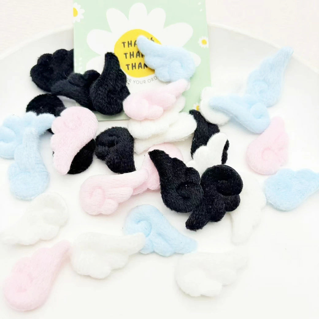 【 ふわふわ天使の羽パーツ 27mm 】 デコ パーツ 天使の羽 羽 エンジェル かわいい ふわもこ 型抜きクッションモチーフ センターパーツ