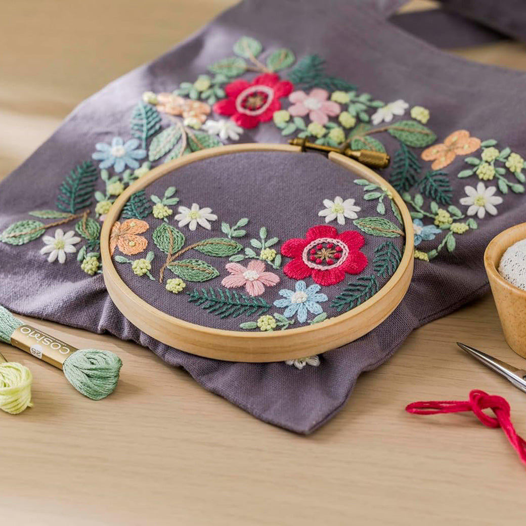 【 LECIEN 刺しゅうキット 夜の森のパーティー グレー No.542401 】 yulaのこころ躍る草花刺繍 刺繍 刺繍キット