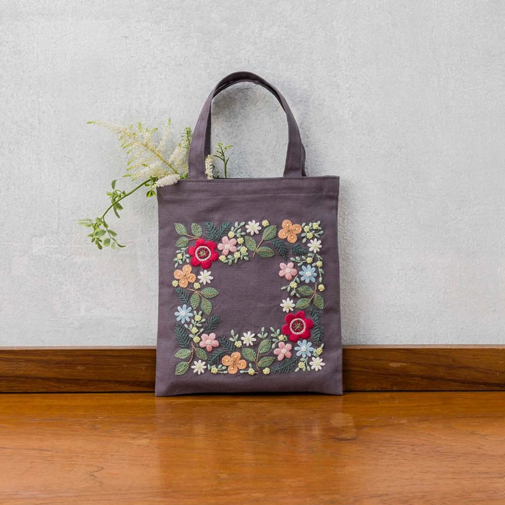 【 LECIEN 刺しゅうキット 夜の森のパーティー グレー No.542401 】 yulaのこころ躍る草花刺繍 刺繍 刺繍キット