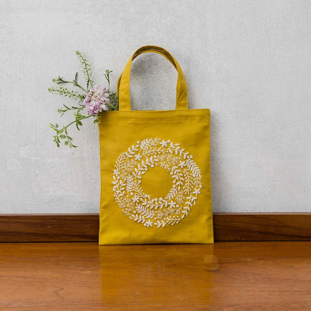 【 LECIEN 刺しゅうキット 陽だまりのリース イエロー No.542402 】 yulaのこころ躍る草花刺繍 刺繍 刺繍キット