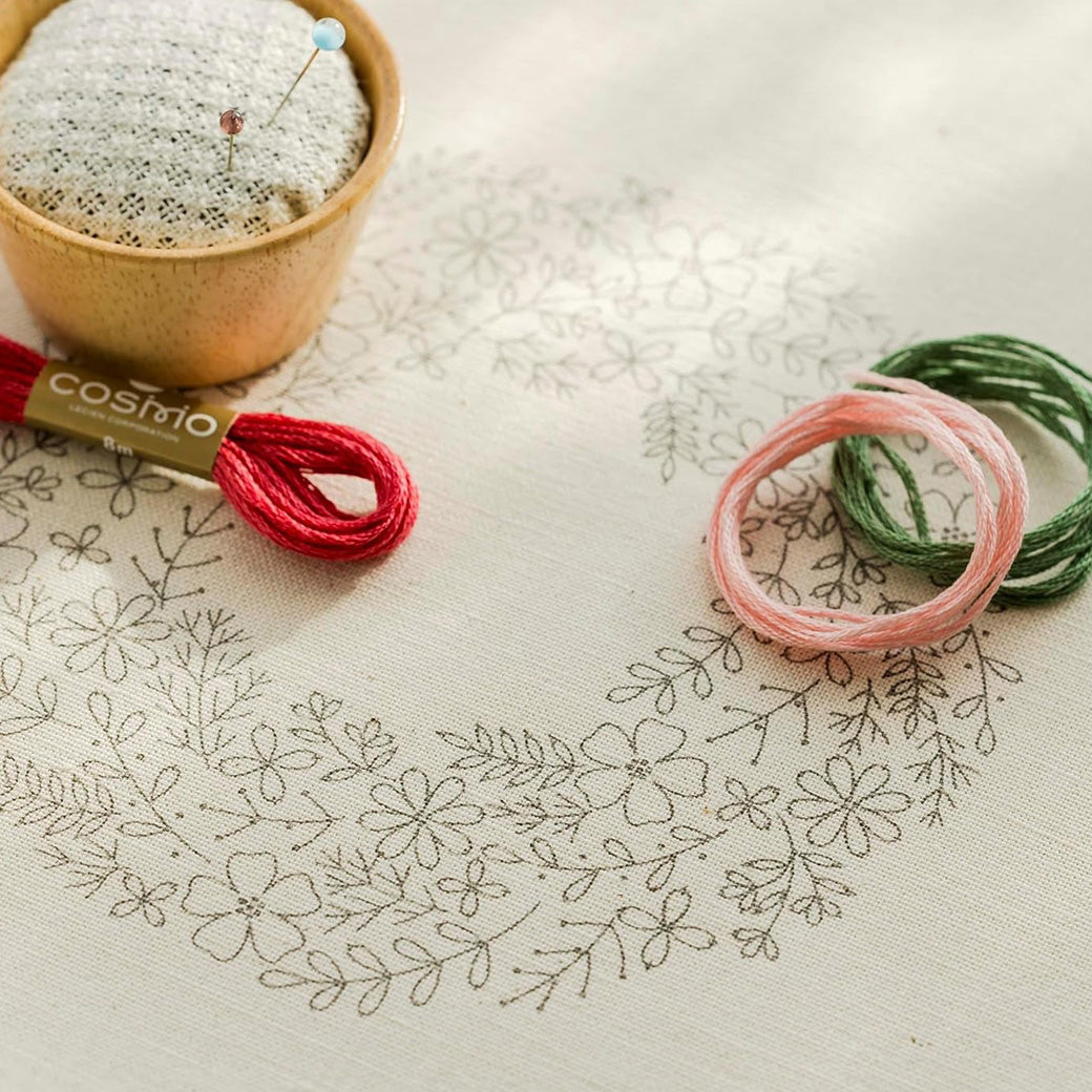 【 LECIEN 刺しゅうキット 小花のリース ホワイト No.542403 】 yulaのこころ躍る草花刺繍 刺繍 刺繍キット