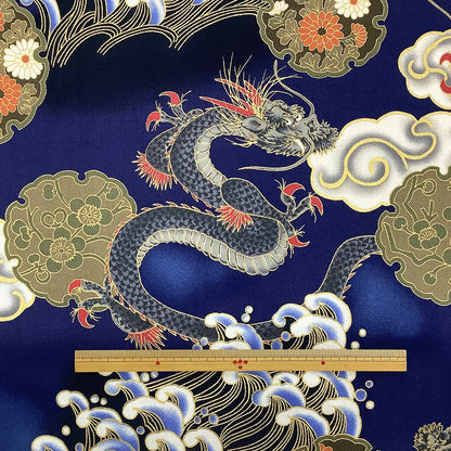 生地【 和柄プリント 龍 ブルー 】昇龍 龍神 辰 雪輪文様 瑞雲柄 玉持龍 ドラゴン 浴衣生地 和風生地 112cm巾 綿100％ 和装 着物 浴衣 巾着 バッグ 和装小物 髪飾り 衣装 袱紗 足袋入れ 仏具 パッチワーク ハンドメイド 手芸 開運 日本製 布 布地 Textile World TOA