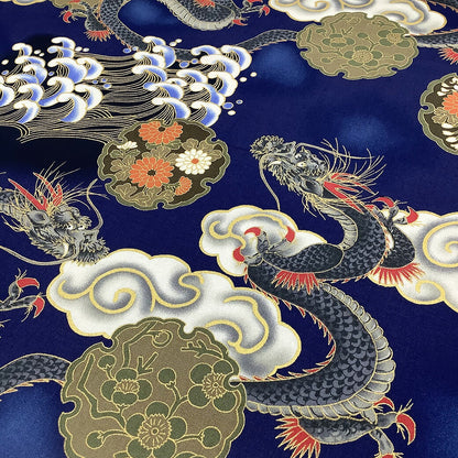 生地【 和柄プリント 龍 ブルー 】昇龍 龍神 辰 雪輪文様 瑞雲柄 玉持龍 ドラゴン 浴衣生地 和風生地 112cm巾 綿100％ 和装 着物 浴衣 巾着 バッグ 和装小物 髪飾り 衣装 袱紗 足袋入れ 仏具 パッチワーク ハンドメイド 手芸 開運 日本製 布 布地 Textile World TOA