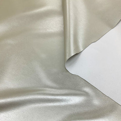 生地【 合皮 シルバー 】レザー生地 合皮生地 合皮布 革 皮 レザー用品 高級感 レザー布地 革製 合皮布地 キーホルダー キーケース 名刺入れ 手芸 DIY ジャケット スカート インテリア ガーデニング 財布 コインケース レザークラフト ハンドメイド Textile World TOA