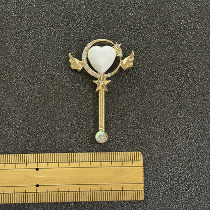 【 ビジューパーツ ステッキ 8色 】 デコパーツ ステッキ ハート 杖 魔法 ファンシー ゆめかわ キラキラ 台座付き センターパーツ メタルパーツ 推し活 ジュエリー チャーム デコレーション ブローチ バレッタ 飾り物 装飾 Textile World TOA