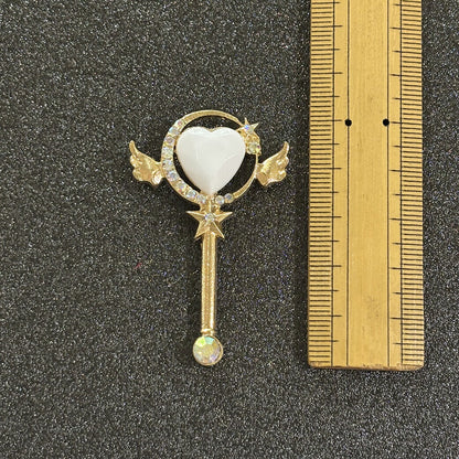 【 ビジューパーツ ステッキ 8色 】 デコパーツ ステッキ ハート 杖 魔法 ファンシー ゆめかわ キラキラ 台座付き センターパーツ メタルパーツ 推し活 ジュエリー チャーム デコレーション ブローチ バレッタ 飾り物 装飾 Textile World TOA