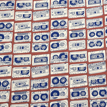 生地 【 ブロード カセットテープ 3色 】 ブロード生地 110cm巾 綿 コットン100％ カセットテープ柄 手描き風 レトロ プリント シャツ ブラウス ワンピース スカート パンツ インテリア クッションカバー 洋服 バッグ 巾着 Textile World TOA
