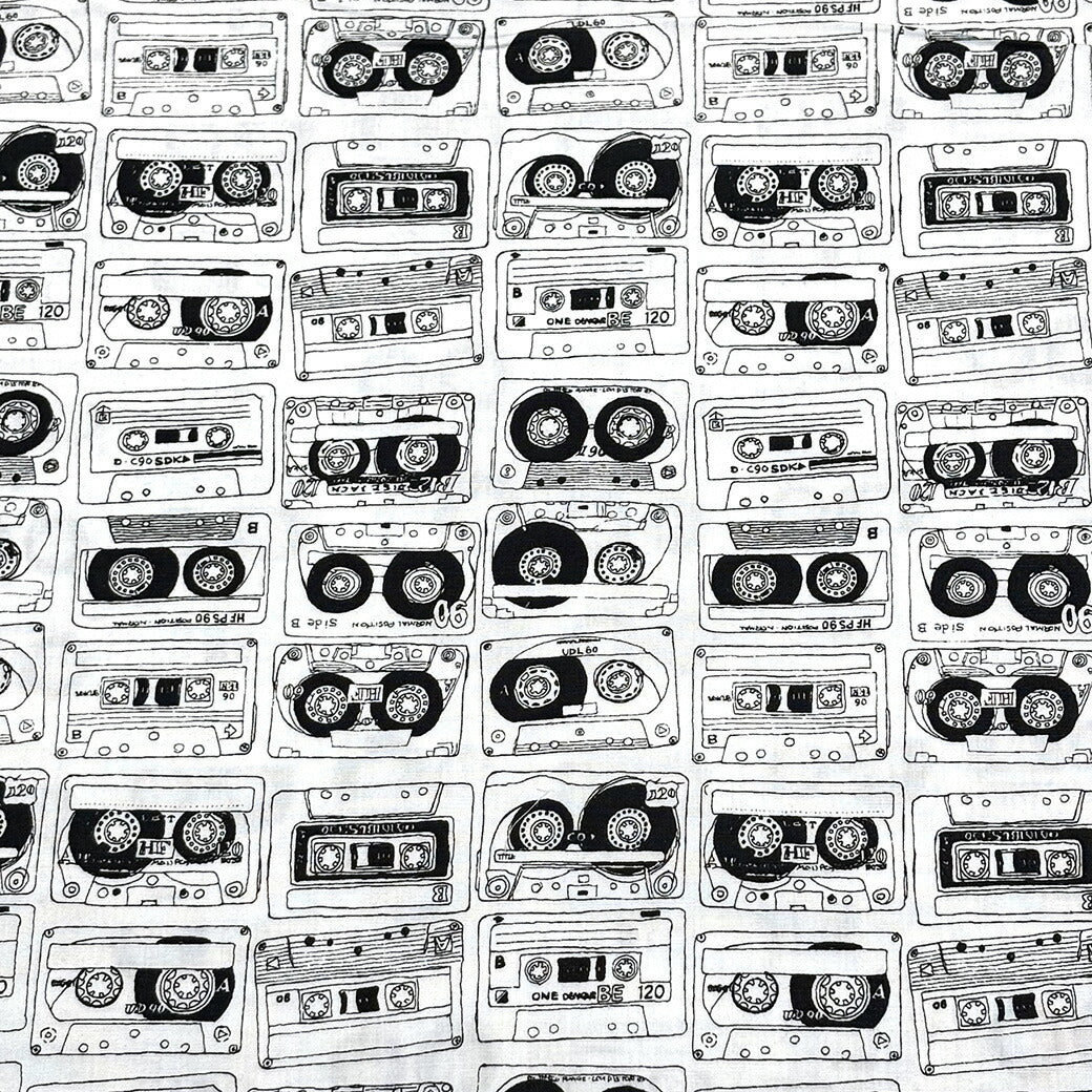 生地 【 ブロード カセットテープ 3色 】 ブロード生地 110cm巾 綿 コットン100％ カセットテープ柄 手描き風 レトロ プリント シャツ ブラウス ワンピース スカート パンツ インテリア クッションカバー 洋服 バッグ 巾着 Textile World TOA