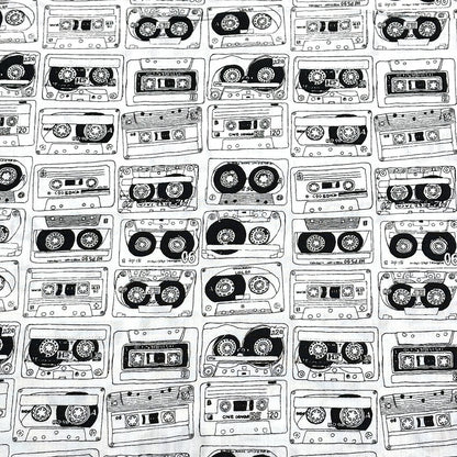 生地 【 ブロード カセットテープ 3色 】 ブロード生地 110cm巾 綿 コットン100％ カセットテープ柄 手描き風 レトロ プリント シャツ ブラウス ワンピース スカート パンツ インテリア クッションカバー 洋服 バッグ 巾着 Textile World TOA