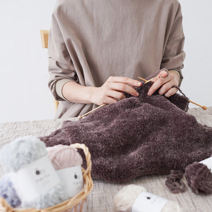 毛糸を編んでいる画像