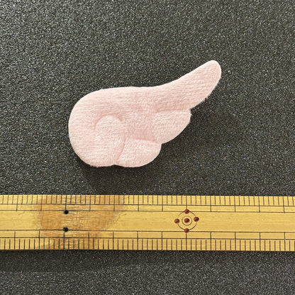 【 デコパーツ 天使の羽パーツ 2色 】 デコ パーツ 天使の羽 かわいい 両面ふわもこ 型抜きクッションモチーフ センターパーツ ふわふわ パーツ 推し活 チャーム デコレーション ブローチ バレッタ キーホルダー 飾り物 装飾 Textile World TOA