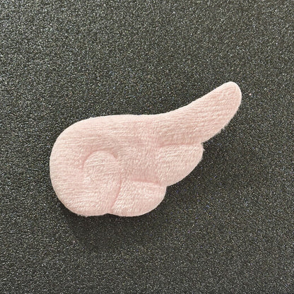 【 デコパーツ 天使の羽パーツ 2色 】 デコ パーツ 天使の羽 かわいい 両面ふわもこ 型抜きクッションモチーフ センターパーツ ふわふわ パーツ 推し活 チャーム デコレーション ブローチ バレッタ キーホルダー 飾り物 装飾 Textile World TOA